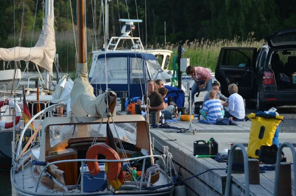 Båtägare som umgås på bryggan en sommarkväll vid Björnö Marina