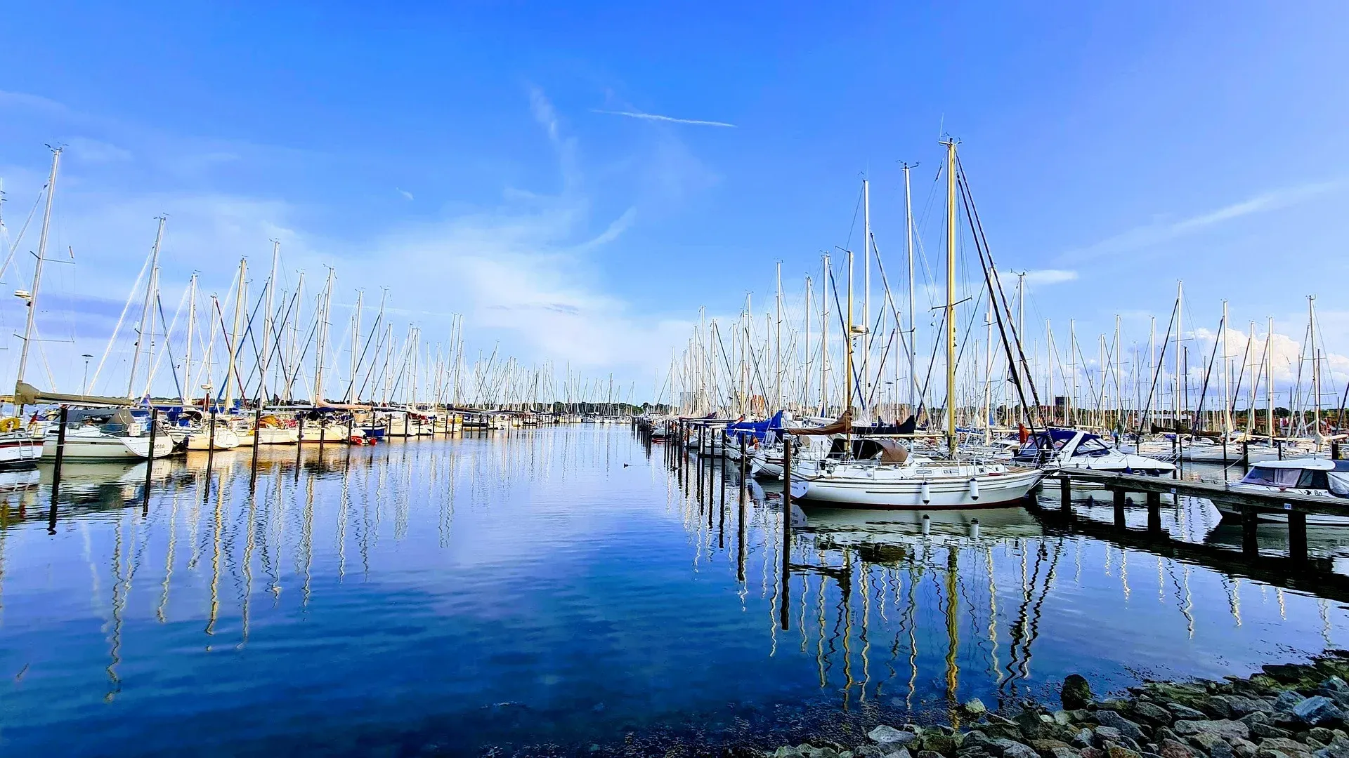 Björnö Marina – segelbåtar vid bryggorna under en klarblå himmel